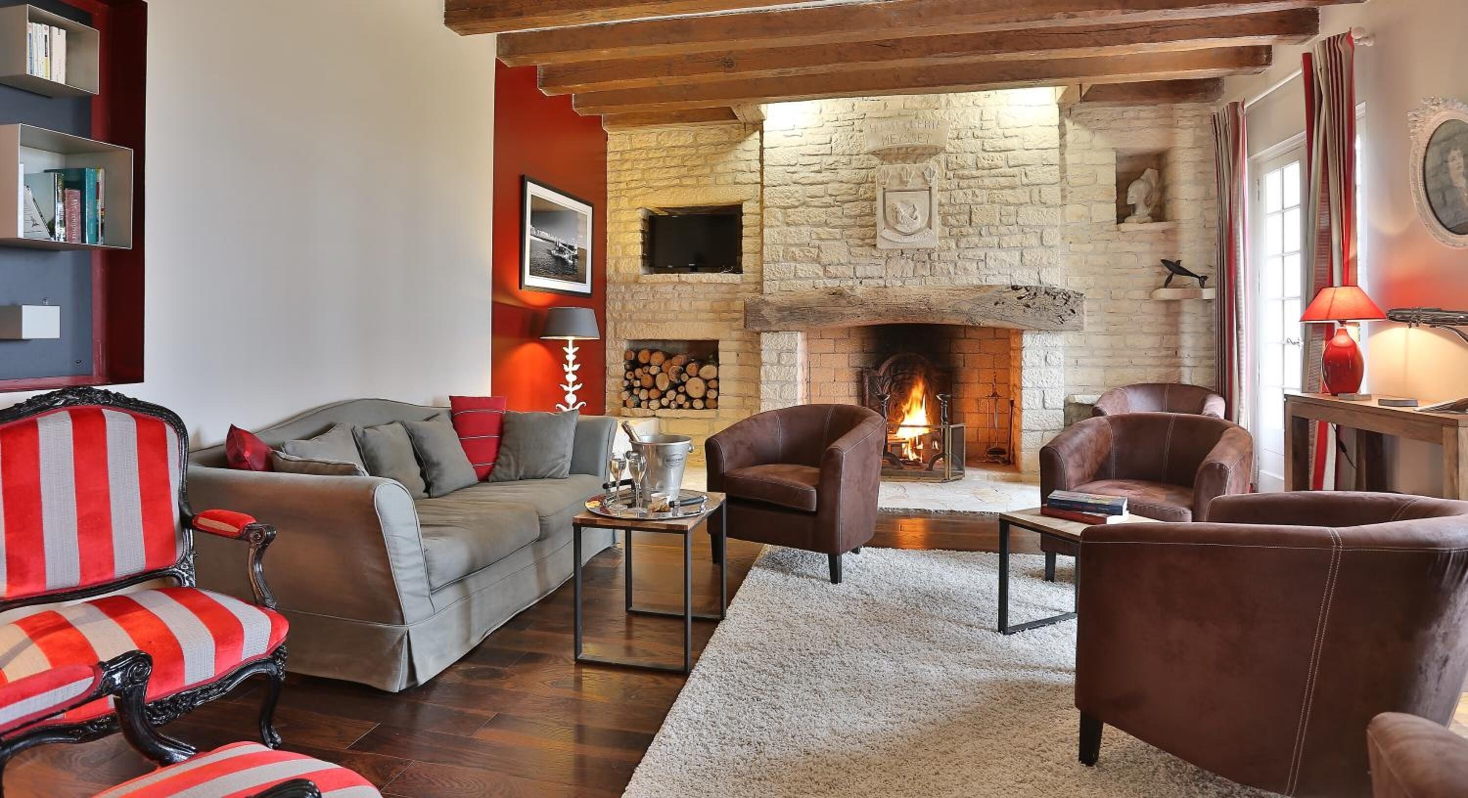 Smart TV de 110 pulgadas con canales digitales, una televisión