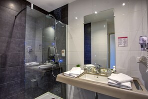 Premium kamer, 1 twee- of 2 eenpersoonsbedden | Badkamer | Gratis toiletartikelen, een haardroger, handdoeken, zeep