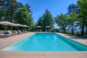 室外游泳池，08:00 至 20:00 开放，池畔遮阳伞，日光浴躺椅