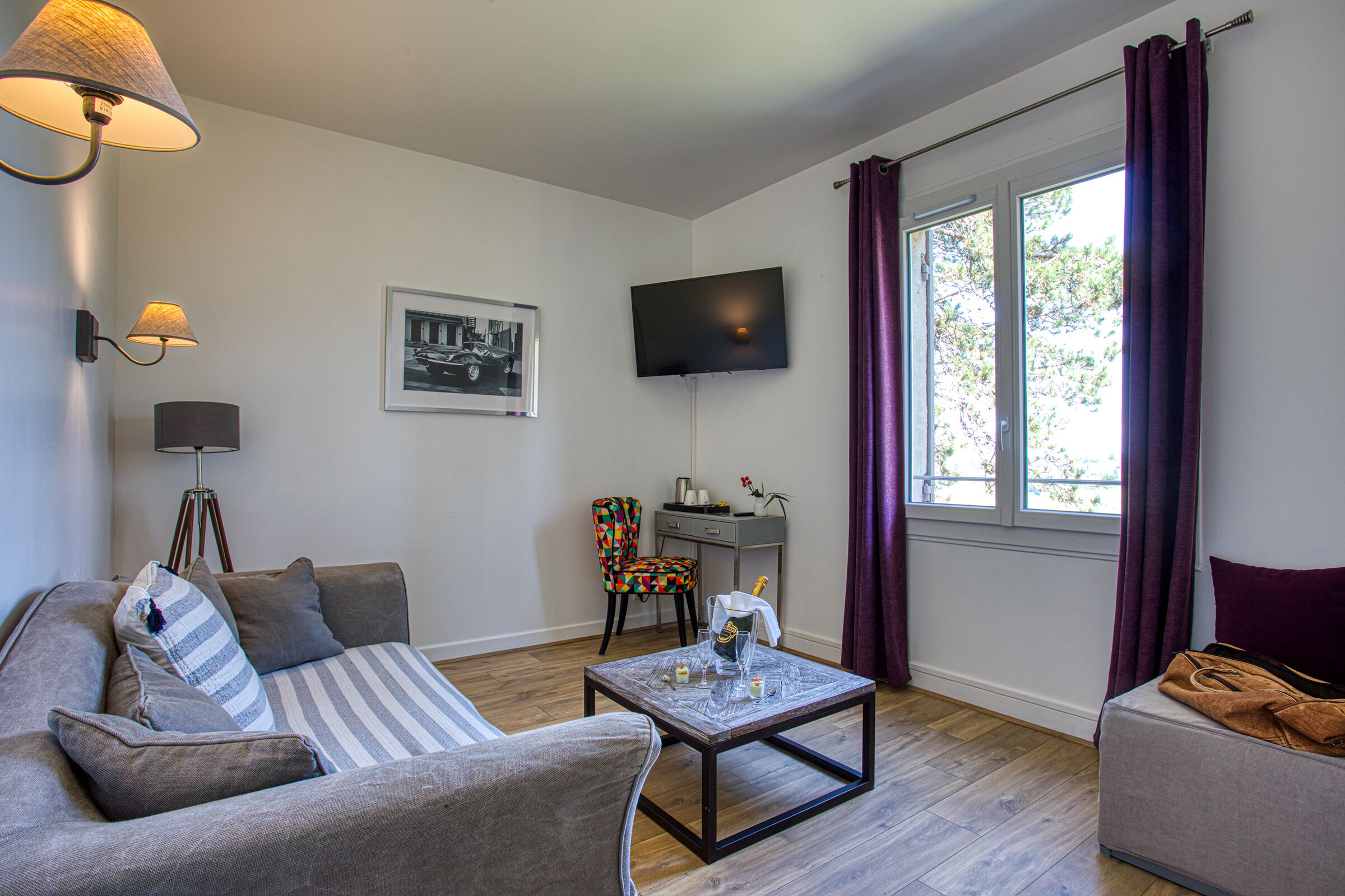 suite | premium bedding, individually decorated, individually furnished, desk