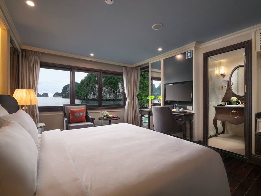 Kamar Double (Elegant Balcony,Double - Full Board) | Brankas, meja kerja, tirai kedap cahaya, dan kedap suara