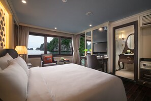 双人房 (Elegant Balcony,Double - Full Board) | 客房内保险箱、办公桌、遮光窗帘、隔音