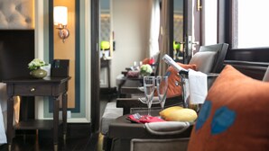 Un restaurante con mesas dispuestas para comer, incluyendo copas de vino y cubiertos.