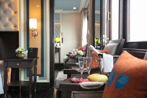 家庭套房, 连通房 | 客房内保险箱、办公桌、遮光窗帘、隔音