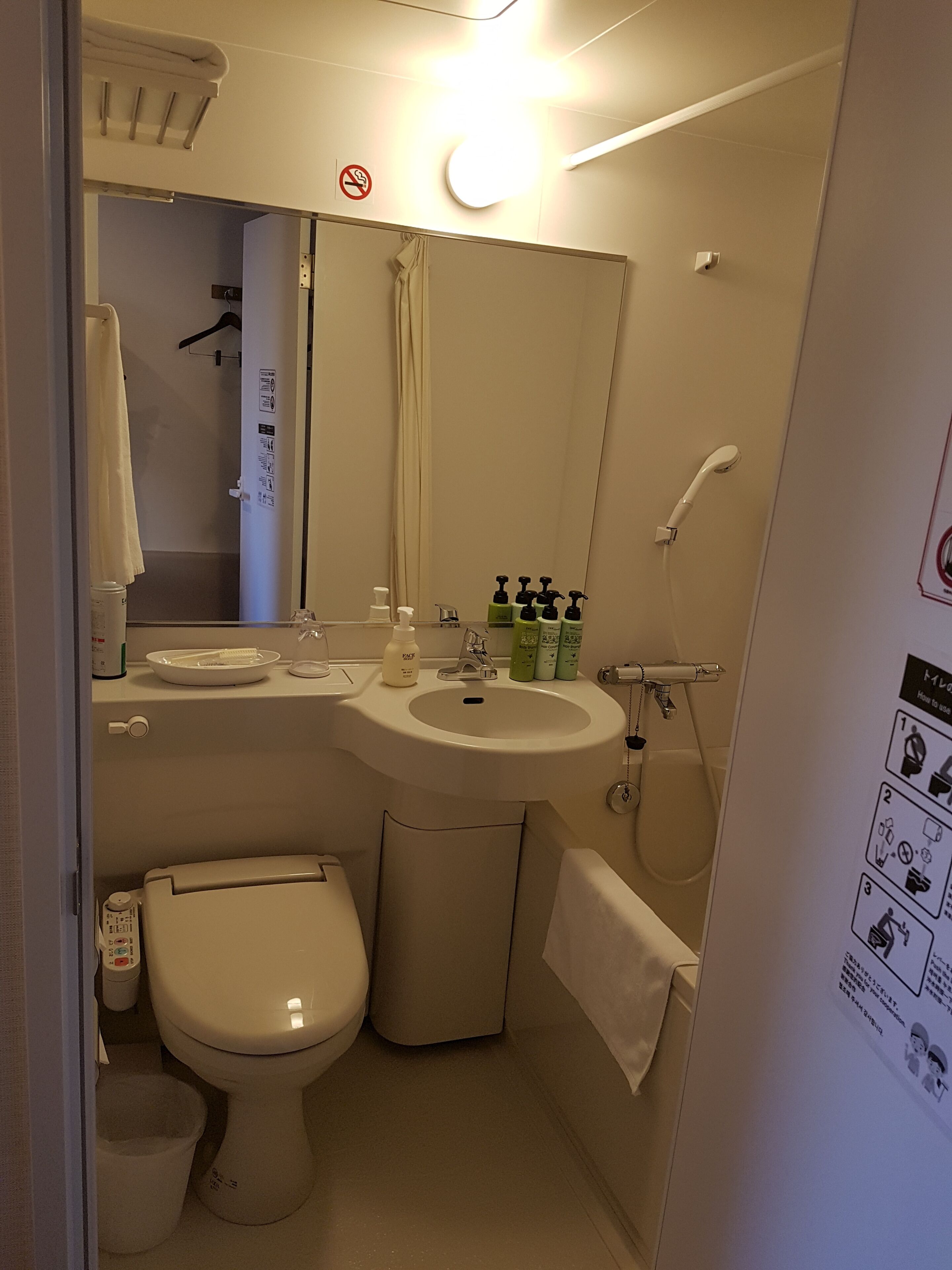 semi double room | bathroom | combined shower/bathtub, free toiletries, hair dryer, slippers