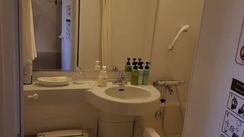 Semi Double Room | Bathroom | Combined shower/tub, free toiletries, hair dryer, slippers