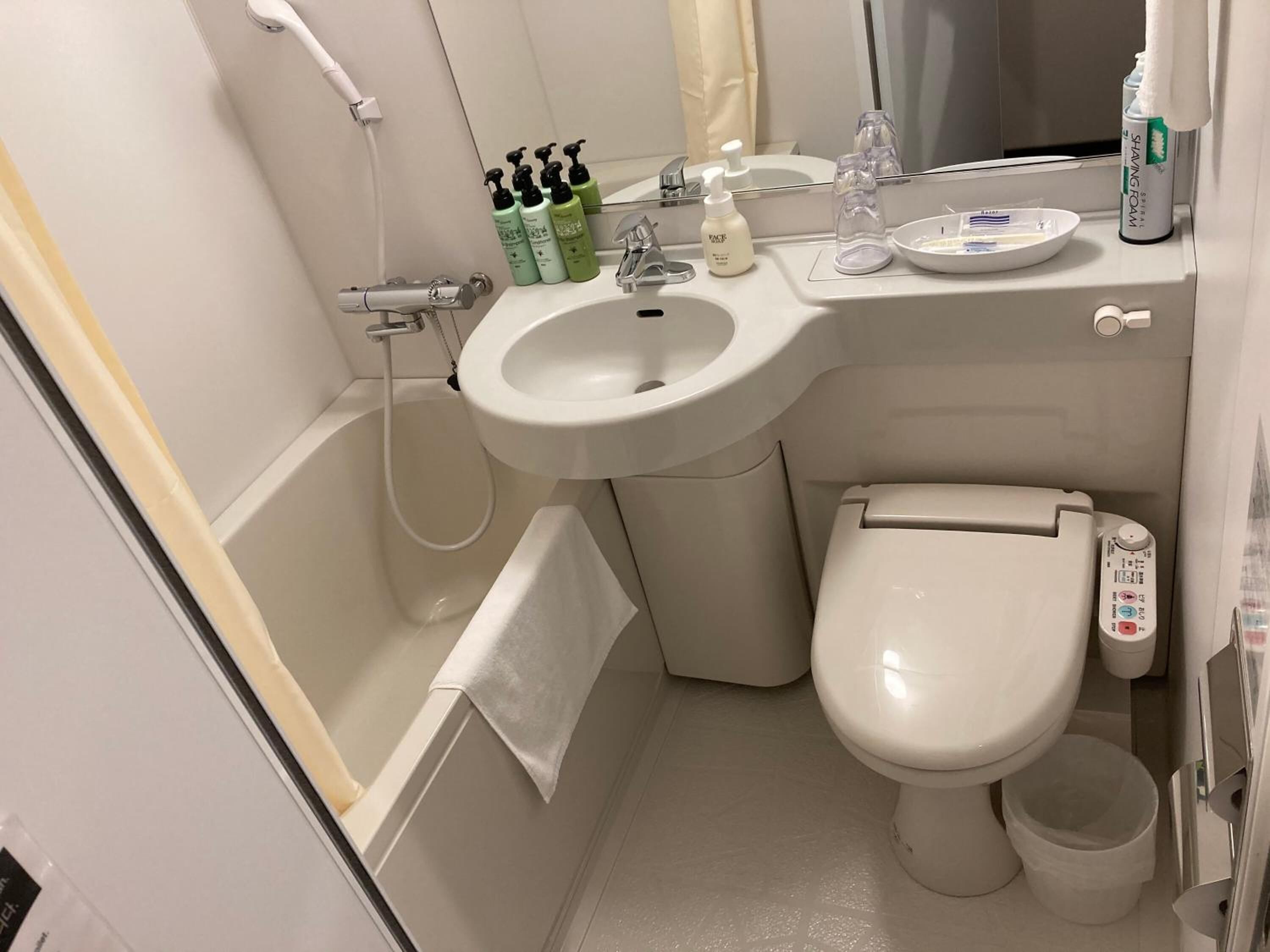 combined shower/bathtub, free toiletries, hair dryer, slippers