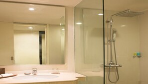 Dusche, kostenlose Toilettenartikel, Handtücher