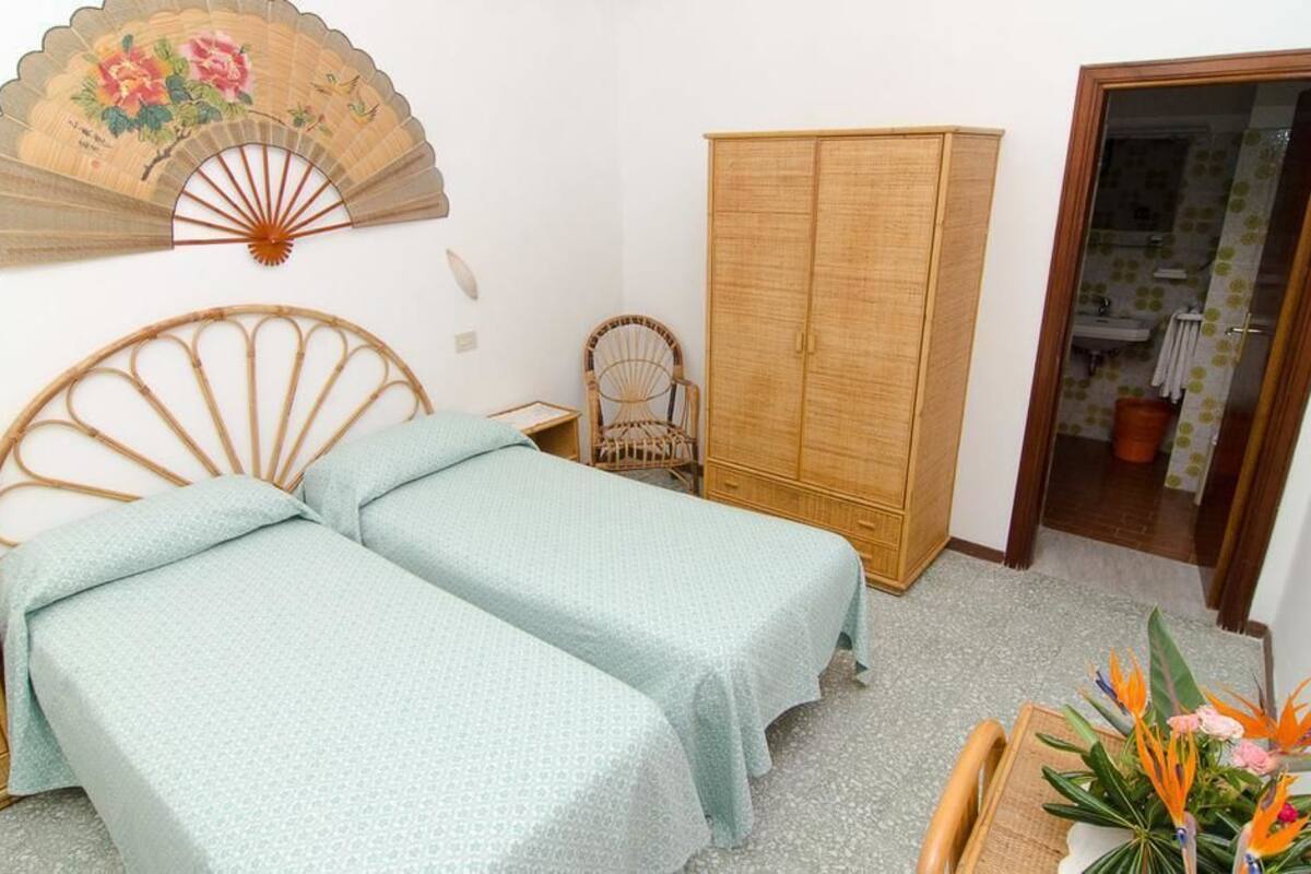 Double Room | In-room safe, individually decorated, desk, free WiFi
