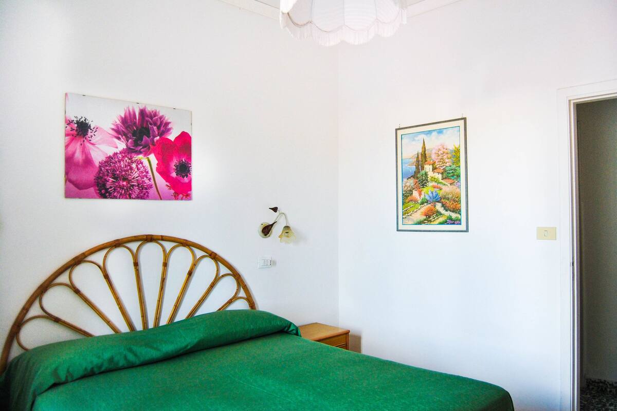 Triple Room | In-room safe, individually decorated, desk, free WiFi