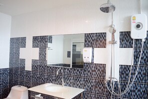 Habitación doble superior | Baño | Regadera y amenidades de baño gratuitas 