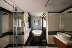 Deluxe Room, Garden View | Bathroom