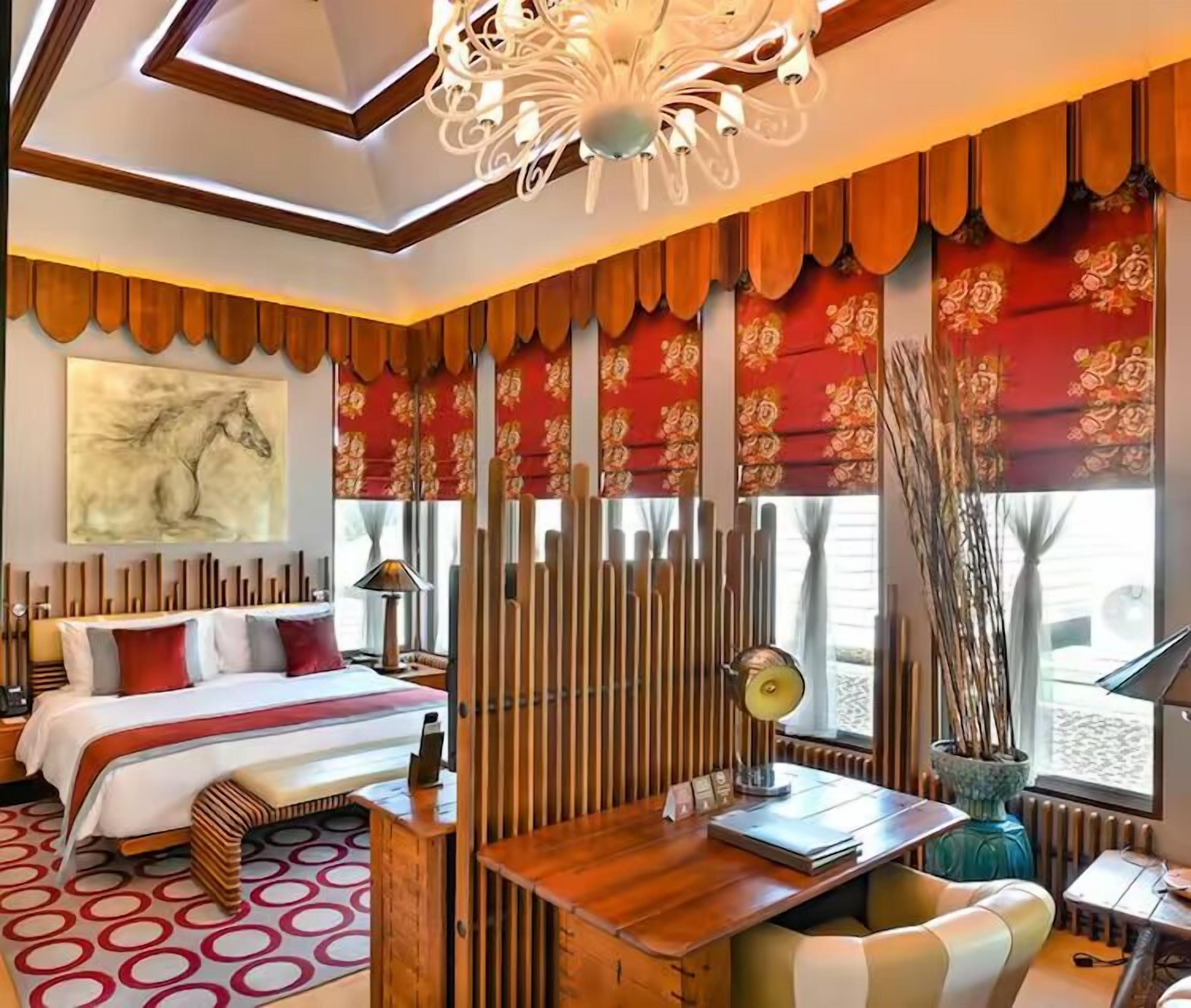 Minibar, caja de seguridad en la habitación y decoración personalizada 