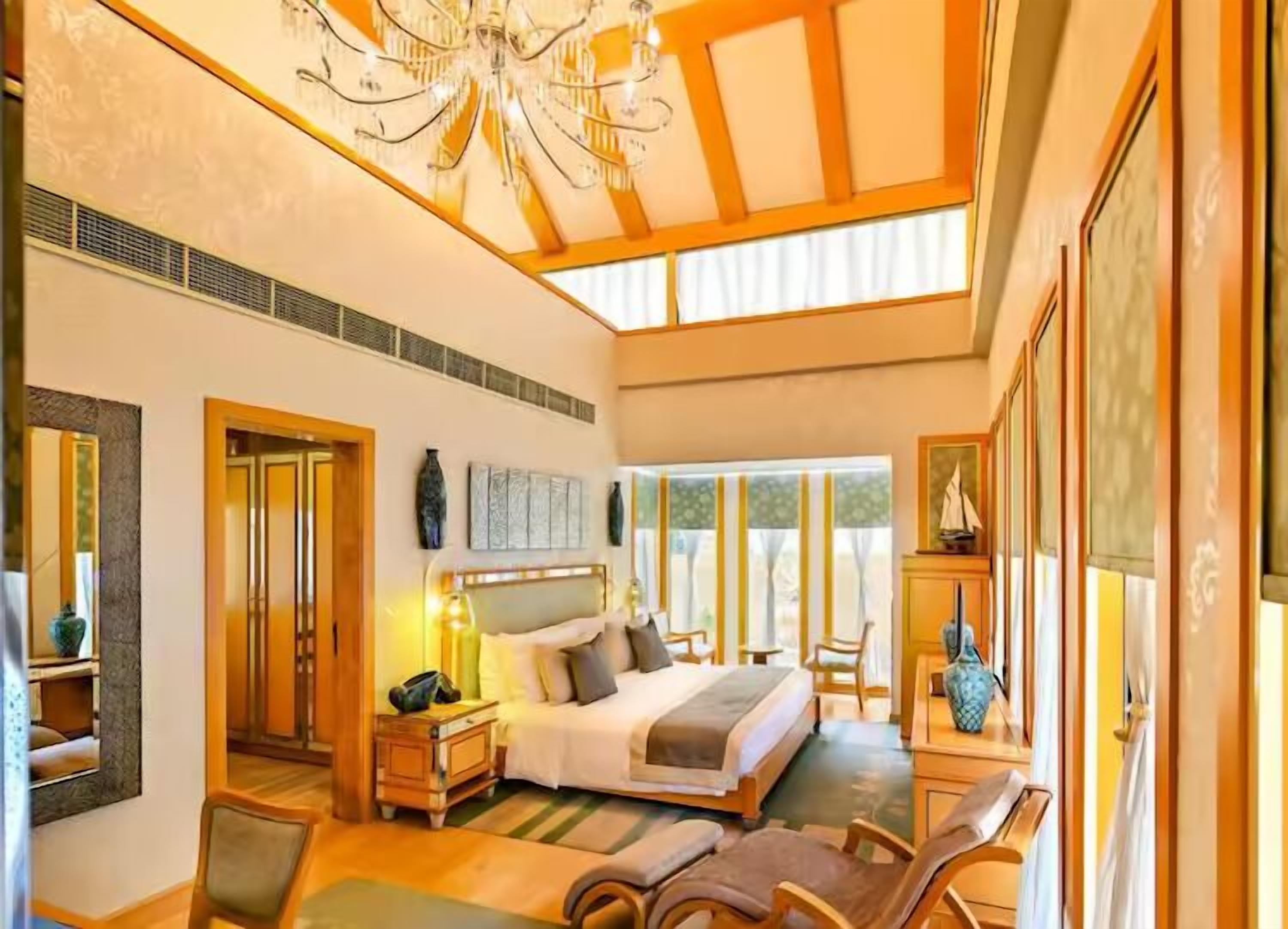 Minibar, caja de seguridad en la habitación y decoración personalizada 