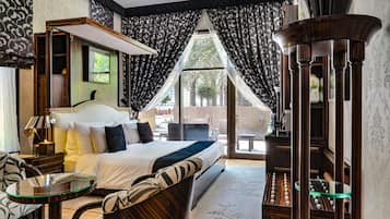 Luxury Suite Sea View | Frigobar, cofres nos quartos, individualmente decorados
