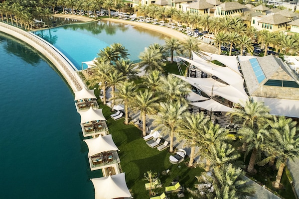 2 albercas al aire libre, sombrillas en la alberca y camastros