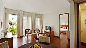 Suite | Salle de séjour | Télévision LCD de 32 pouces avec chaînes par câble, télévision