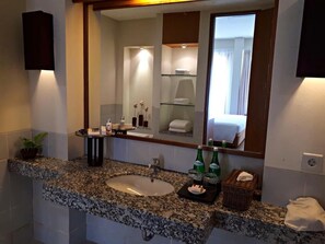Articles de toilette gratuits, sèche-cheveux, chaussons, bidet