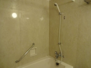 Chambre Standard avec lits jumeaux | Salle de bain | Ensemble baignoire-douche, articles de toilette (gratuits)