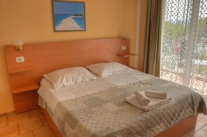 Chambre Standard double, 1 lit double, balcon | Minibar, rideaux d’obscurcissement, accès au Wi-Fi (inclus)