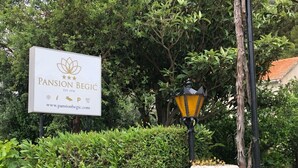 A sign for Pansion Begic with a website address and a logo. - Pansion Begić (Dugi Rat)