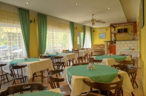 Buffet déjeuner (10 EUR par personne)