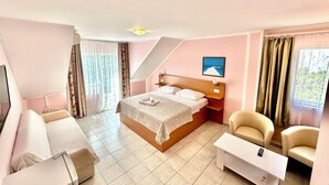 A hotel room with a bed, a desk, a chair, and a TV. - Pansion Begić (Dugi Rat)