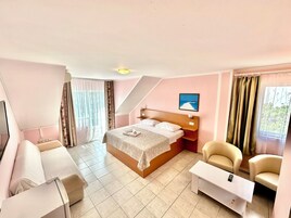 Minibar, cortinas opacas, wifi gratis y ropa de cama