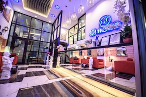 Lobby sitting area - 48metro Hotel Bangkok (Bangkok)