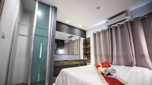 In-room safe, desk, blackout curtains, free WiFi - 48metro Hotel Bangkok (Bangkok)