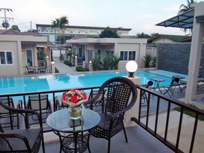 Outdoor pool, sun loungers - Thuan Resort (Rawai)