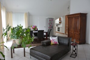 DG Zwei-Zimmer-Wohnung | Woonruimte | Een 55-inch flatscreentelevisie met satellietzenders en een televisie