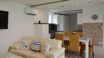 Poolhaus | Living area | 55-inch flat-screen TV with satellite channels, TV