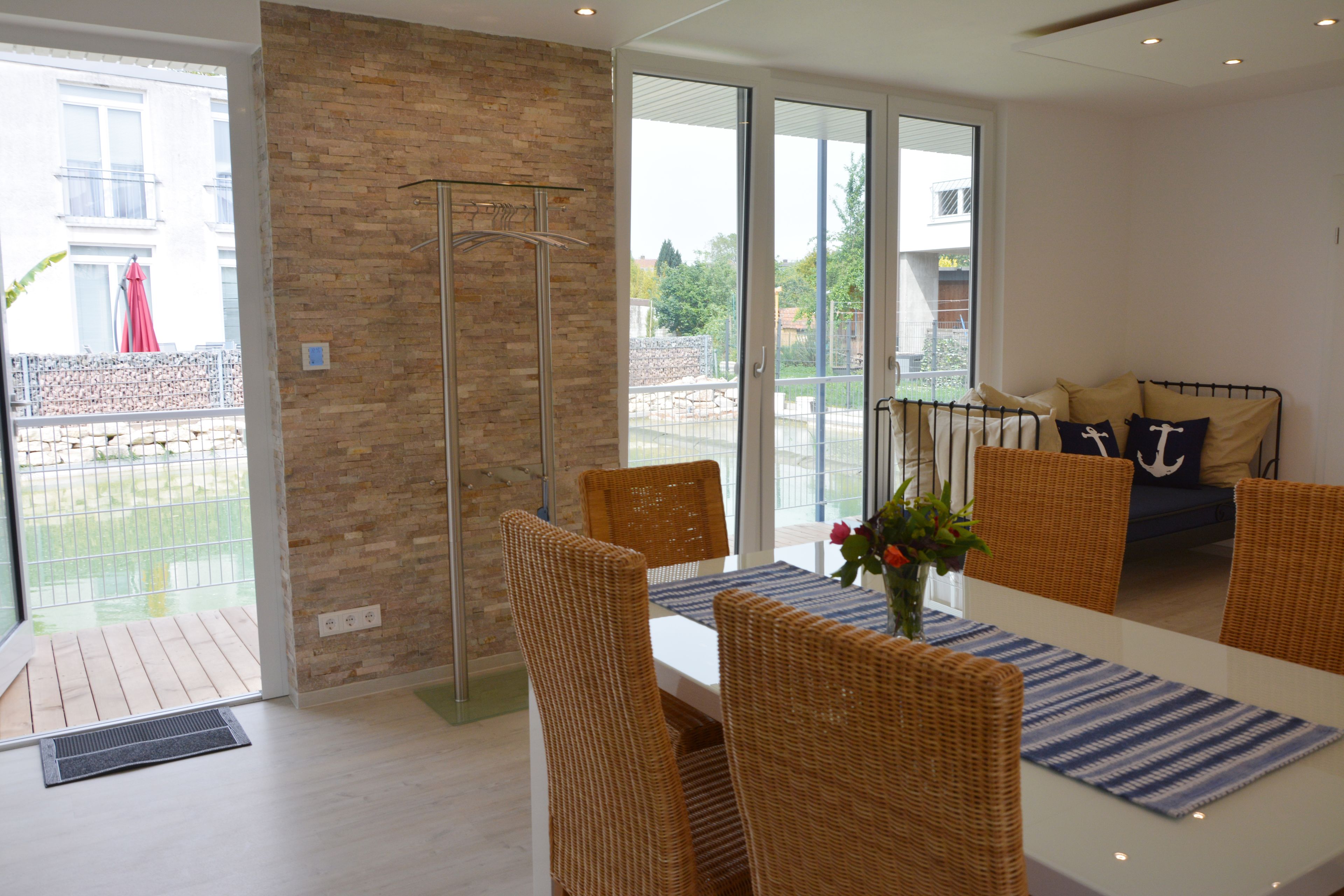 Poolhaus | Woonruimte | Een 55-inch flatscreentelevisie met satellietzenders en een televisie