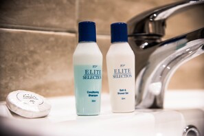 Shower, free toiletries, towels - Hellenic Hotel by Saba (Rainham)