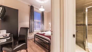 Double Room, Private Bathroom | Desk, soundproofing, iron/ironing board, free WiFi