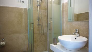 Doccia, set di cortesia gratuito, asciugacapelli, bidet