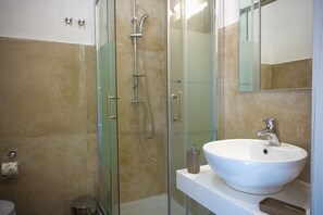 Shower, free toiletries, hair dryer, bidet - BB Opera dei Pupi (Syracuse)