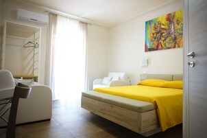 Premium bedding, desk, cribs/infant beds, free WiFi