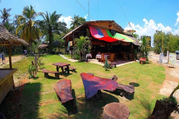 Phục vụ bữa sáng, bữa trưa, bữa tối, món Thái