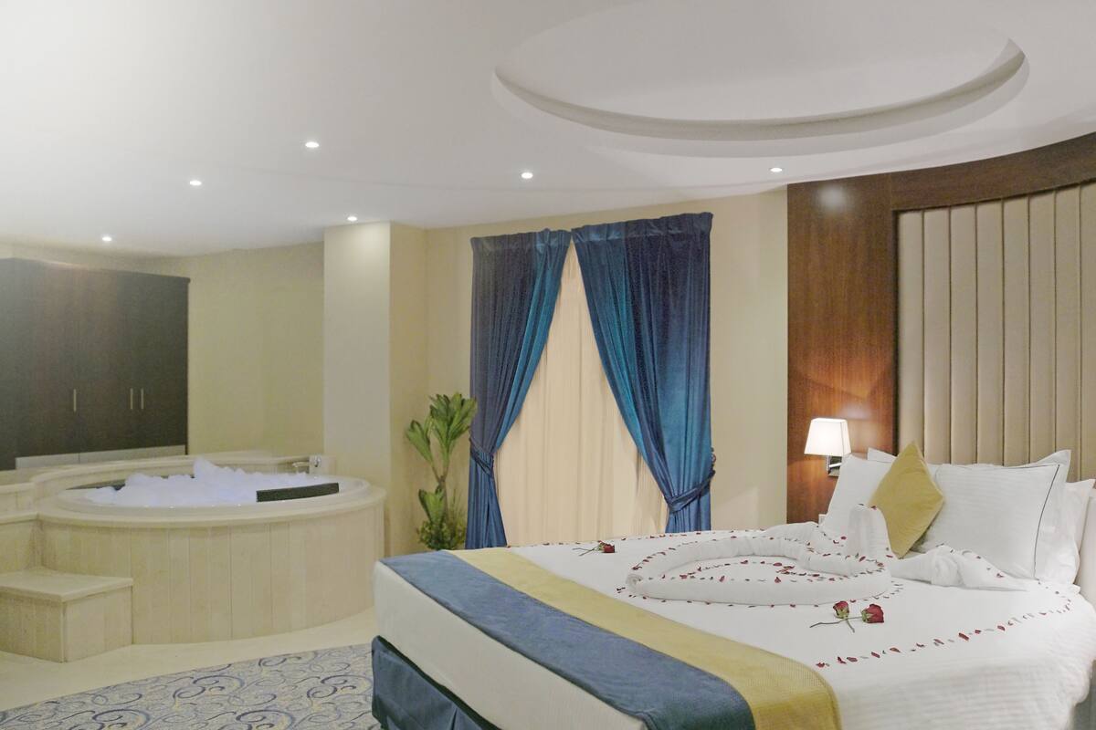 Honeymoon Suite | Minibar, in-room safe, blackout drapes, iron/ironing board (on request)