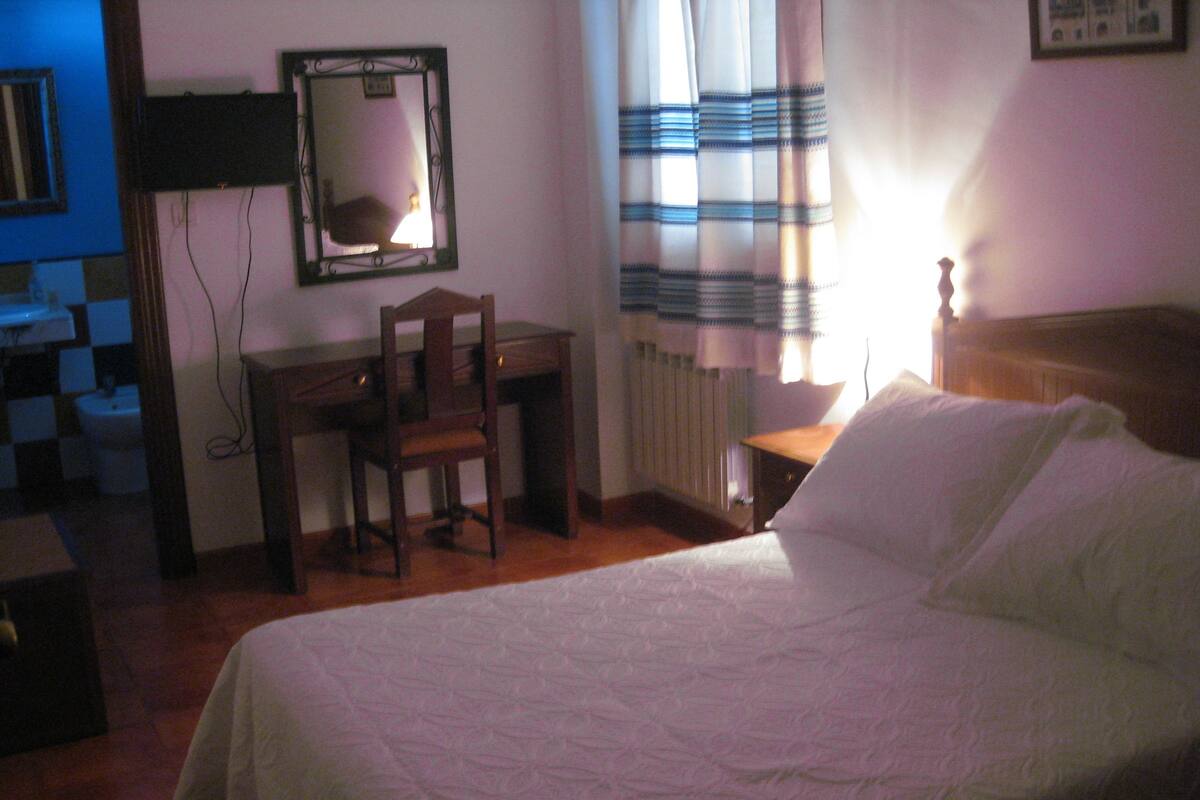 Habitación Confort doble | Ropa de cama de alta calidad, escritorio, cortinas opacas y wifi gratis
