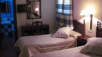 Standaard Twin kamer, 2 eenpersoonsbedden, en-suite badkamer | Luxe beddengoed, een bureau, verduisterende gordijnen, gratis wifi