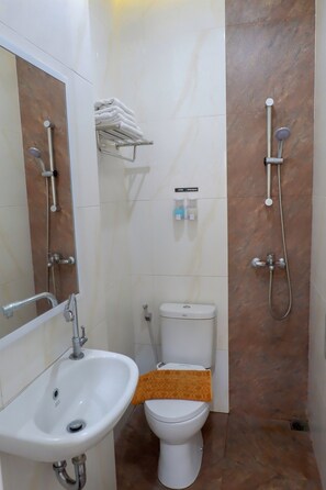 Een douche, gratis toiletartikelen, handdoeken