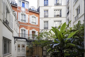 Front of property - Yuna Blanche - Serviced Apartments (Paris)