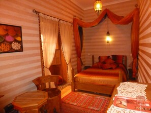 Room (Fez) | Individually decorated, individually furnished, rollaway beds, free WiFi - Dar Mar'Ouka (Marrakech)