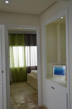 Caja de seguridad en la habitación, cortinas blackout y insonorización 