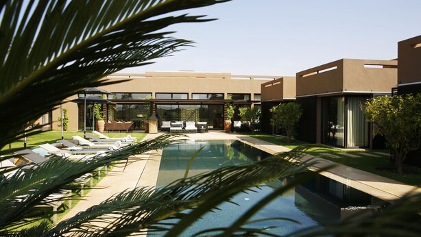 Una piscina al aire libre