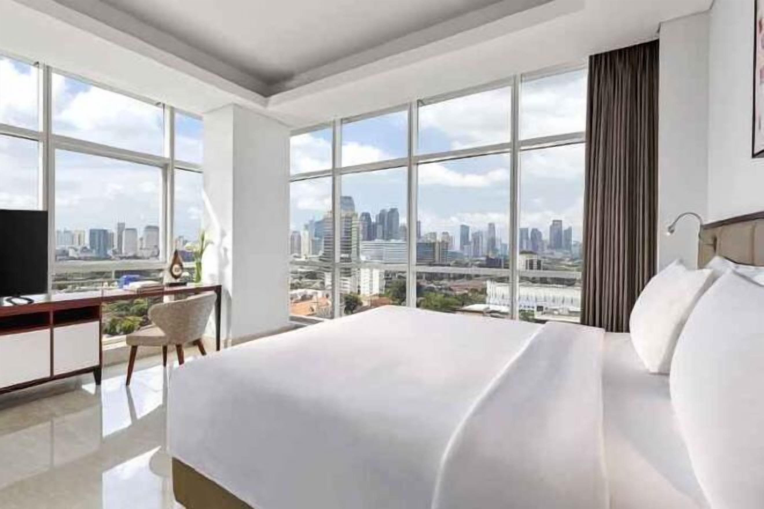 Premium bedding, in-room safe, blackout drapes, soundproofing