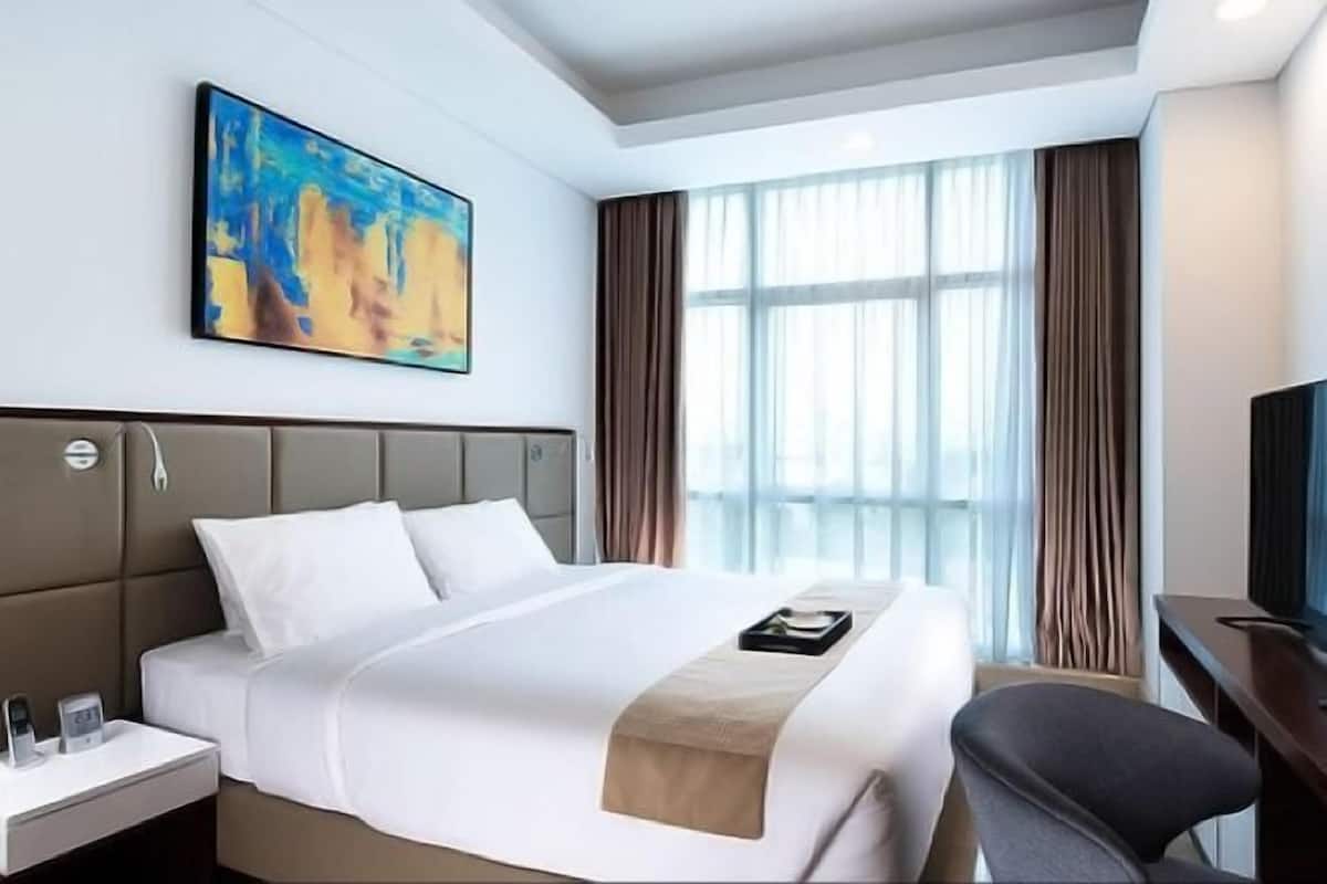 Premium bedding, in-room safe, blackout drapes, soundproofing